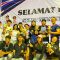 Satu tim, satu semangat! Para petarung Muaythai Kabupaten Solok berfoto penuh kebanggaan bersama pelatih dan pendamping usai menyapu bersih 10 medali di ajang Porprov XIV Sumbar 2026.