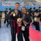 Senyum kebanggaan terpancar jelas! Rehan Kurnia Fitra dengan bangga memamerkan medali emas yang baru saja diraihnya di nomor High Jump Putra kategori Nakbop Porprov XVI Sumbar 2026.