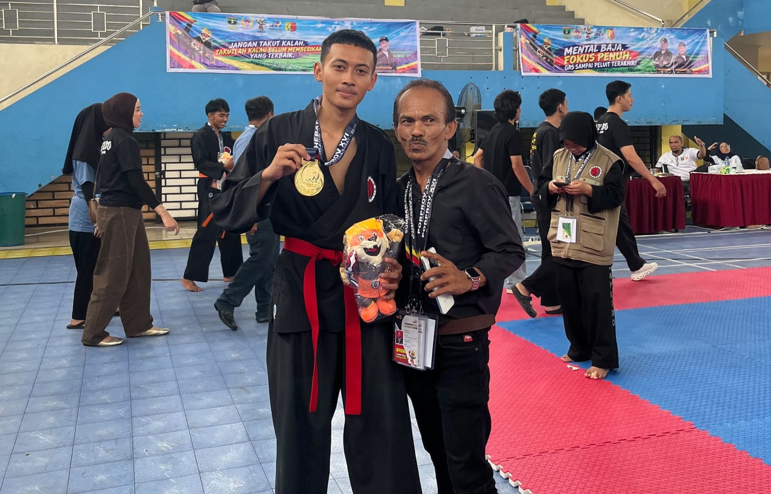 Senyum kebanggaan terpancar jelas! Rehan Kurnia Fitra dengan bangga memamerkan medali emas yang baru saja diraihnya di nomor High Jump Putra kategori Nakbop Porprov XVI Sumbar 2026.