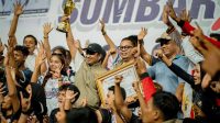 Piala kebanggaan terangkat tinggi! Ratusan tangan bersatu menyangga piala Juara Umum II Porprov XVI Sumbar 2026, simbol kemenangan yang bukan milik satu orang, melainkan milik seluruh keluarga besar Kota Solok.