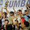 Piala kebanggaan terangkat tinggi! Ratusan tangan bersatu menyangga piala Juara Umum II Porprov XVI Sumbar 2026, simbol kemenangan yang bukan milik satu orang, melainkan milik seluruh keluarga besar Kota Solok.