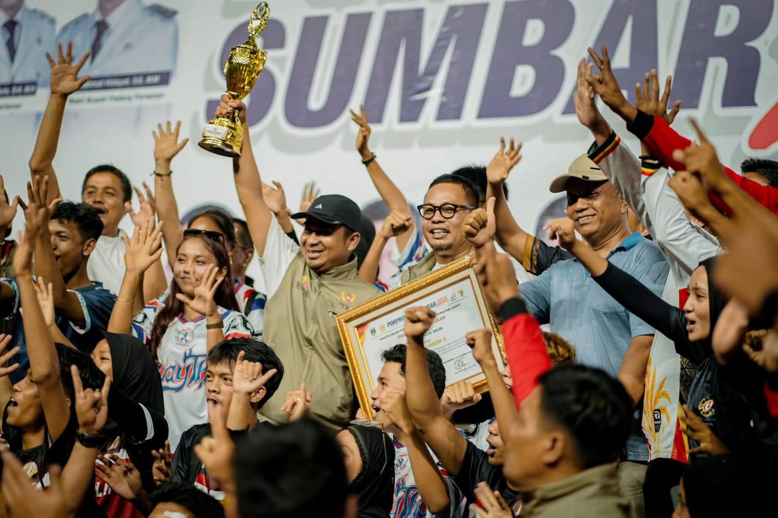 Piala kebanggaan terangkat tinggi! Ratusan tangan bersatu menyangga piala Juara Umum II Porprov XVI Sumbar 2026, simbol kemenangan yang bukan milik satu orang, melainkan milik seluruh keluarga besar Kota Solok.