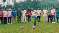 Tendangan pertama resmi terlepas! Iskan Nofis, S.P., melakukan tendangan bola pertama yang menandai dibukanya secara resmi turnamen INARA Cup 2026 di Lapangan Harimau Data, Nagari Talang.
