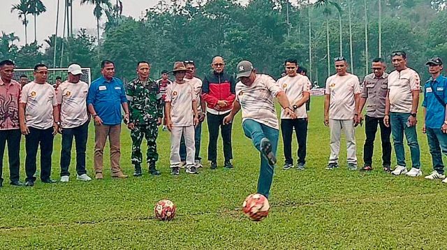 Tendangan pertama resmi terlepas! Iskan Nofis, S.P., melakukan tendangan bola pertama yang menandai dibukanya secara resmi turnamen INARA Cup 2026 di Lapangan Harimau Data, Nagari Talang.