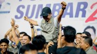 Tangan terangkat ke langit, senyum bahagia terpancar, simbol kebersamaan, kemenangan, dan kebanggaan yang tak terlukiskan. Wali Kota Solok Ramadhani Kirana Putra, diangkat tinggi oleh para atlet dan pengurus kontingen Kota Solok usai pencapaian gemilang di ajang Porprov XVI Sumbar 2026.