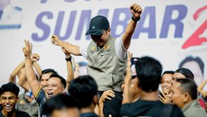 Tangan terangkat ke langit, senyum bahagia terpancar, simbol kebersamaan, kemenangan, dan kebanggaan yang tak terlukiskan. Wali Kota Solok Ramadhani Kirana Putra, diangkat tinggi oleh para atlet dan pengurus kontingen Kota Solok usai pencapaian gemilang di ajang Porprov XVI Sumbar 2026.