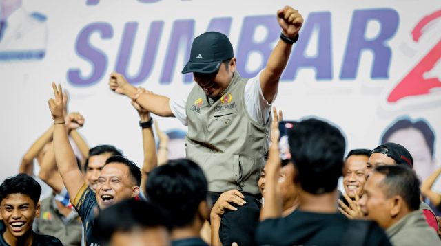 Tangan terangkat ke langit, senyum bahagia terpancar, simbol kebersamaan, kemenangan, dan kebanggaan yang tak terlukiskan. Wali Kota Solok Ramadhani Kirana Putra, diangkat tinggi oleh para atlet dan pengurus kontingen Kota Solok usai pencapaian gemilang di ajang Porprov XVI Sumbar 2026.