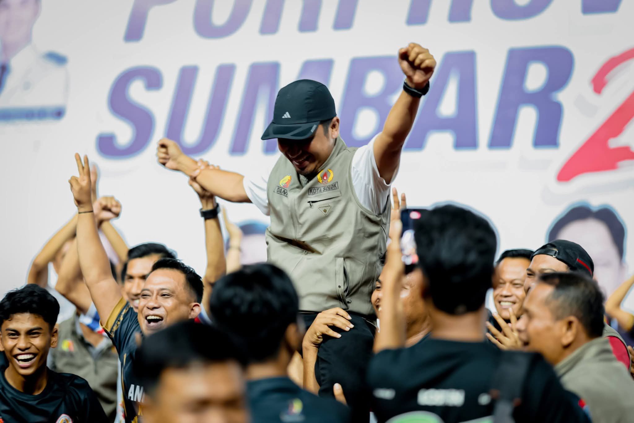 Tangan terangkat ke langit, senyum bahagia terpancar, simbol kebersamaan, kemenangan, dan kebanggaan yang tak terlukiskan. Wali Kota Solok Ramadhani Kirana Putra, diangkat tinggi oleh para atlet dan pengurus kontingen Kota Solok usai pencapaian gemilang di ajang Porprov XVI Sumbar 2026.