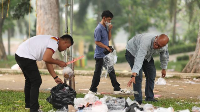 Tangan bergandengan dalam kebersamaan! Jajaran pimpinan dan ASN Pemerintah Kota Solok bekerja sama membersihkan kawasan Lapangan Merdeka pascahelatan RSBG 2026.