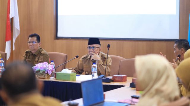 Suasana serius dan penuh fokus terlihat dalam Rapat Evaluasi Realisasi Fisik dan Keuangan Kota Solok Tahun 2026 di Ruang Rapat Akmal Room BAPPERIDA Kota Solok