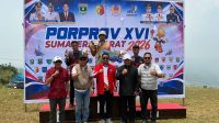 Momen penuh kebanggaan terabadikan di podium kejuaraan! Wali Kota Solok, Ramadhani Kirana Putra, bersama Ketua DPRD Kota Solok dan Ketua KONI Kota Solok berfoto bersama para atlet berprestasi usai secara langsung mengalungkan medali ke leher para juara.