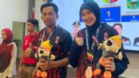Medali di leher dan maskot kejuaraan di tangan Atlet Bridge Kabupaten Solok di Ajang Porprov XIV Sumbar
