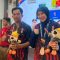 Medali di leher dan maskot kejuaraan di tangan Atlet Bridge Kabupaten Solok di Ajang Porprov XIV Sumbar