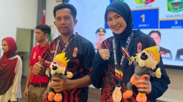 Medali di leher dan maskot kejuaraan di tangan Atlet Bridge Kabupaten Solok di Ajang Porprov XIV Sumbar