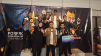 Kebanggaan terpancar di atas panggung kejuaraan! Ketua Koni, Pengurus POBSI dan Para atlet biliar Kota Solok berfoto bahagia usai menyabet 9 medali di ajang Porprov XVI Sumbar 2026.