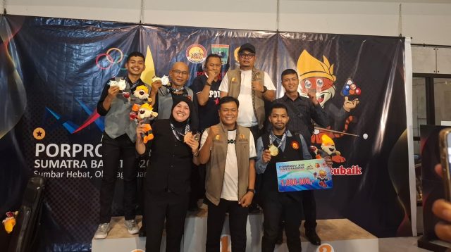 Kebanggaan terpancar di atas panggung kejuaraan! Ketua Koni, Pengurus POBSI dan Para atlet biliar Kota Solok berfoto bahagia usai menyabet 9 medali di ajang Porprov XVI Sumbar 2026.
