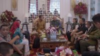 Bupati Solok, Dr. (HC) Jon Firman Pandu, S.H., bersama jajaran pemerintah daerah dan Forkopimda duduk bersama perwakilan Kemenko PMK serta kementerian dan lembaga terkait dari pemerintah pusat.