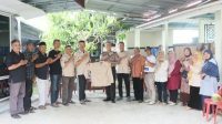 Kapolres Solok Kota, AKBP Mas’ud Ahmad, S.I.K., M.Si., menerima penyerahan seragam Tani Merdeka Indonesia (TMI) dari Ketua DPD TMI Kota Solok, Yutris Can, S.E., disaksikan jajaran pengurus dalam kunjungan kerja dan silaturahmi di Sekretariat DPD TMI Kota Solok