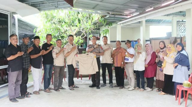 Kapolres Solok Kota, AKBP Mas’ud Ahmad, S.I.K., M.Si., menerima penyerahan seragam Tani Merdeka Indonesia (TMI) dari Ketua DPD TMI Kota Solok, Yutris Can, S.E., disaksikan jajaran pengurus dalam kunjungan kerja dan silaturahmi di Sekretariat DPD TMI Kota Solok
